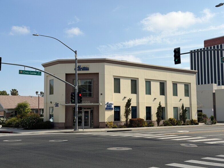 801 N Ross St, Santa Ana, CA à vendre - Photo de l’immeuble – Image 2 sur 10