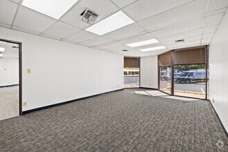 11905-11945 Starcrest Dr, San Antonio, TX à louer Photo de l’immeuble– Image 2 sur 2