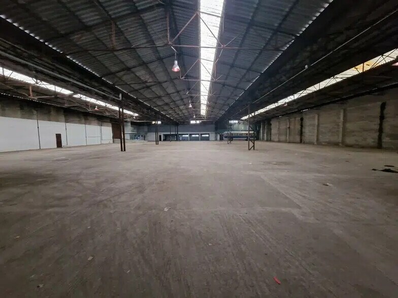 Industriel/Logistique dans La Trinité à louer - Photo de l’immeuble – Image 2 sur 6