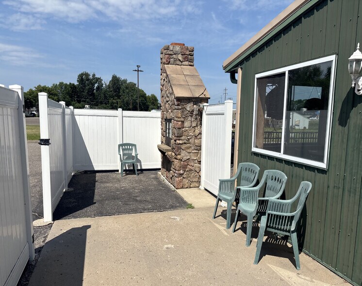 110 Star St W, Maple Lake, MN à vendre - Photo de l’immeuble – Image 2 sur 11