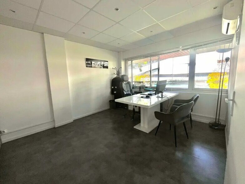 Bureau dans Saint-Laurent-du-Var à louer - Photo de l’immeuble – Image 3 sur 4