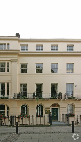 24 Fitzroy Sq, Londres à louer - Photo principale – Image 1 sur 4