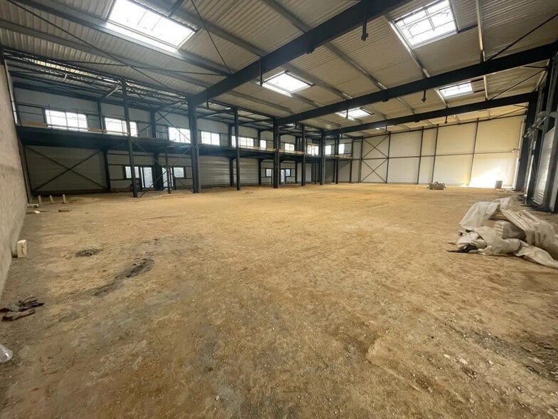 Local d'activités dans Marines à vendre - Photo de l’immeuble – Image 2 sur 8