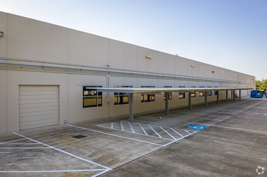 5353 W Sam Houston Pky N, Houston, TX à louer - Photo de l’immeuble – Image 3 sur 4