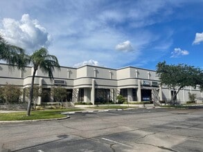 4440 E Adamo Dr, Tampa, FL à louer Photo de l’immeuble– Image 1 sur 1