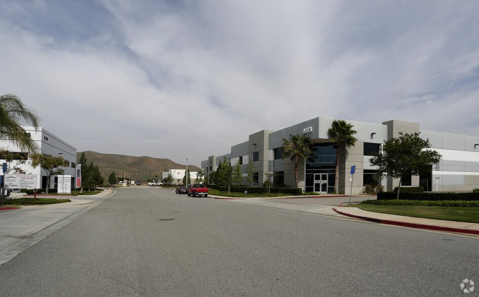 9073 Pulsar Ct, Corona, CA à louer - Photo de l’immeuble – Image 3 sur 5