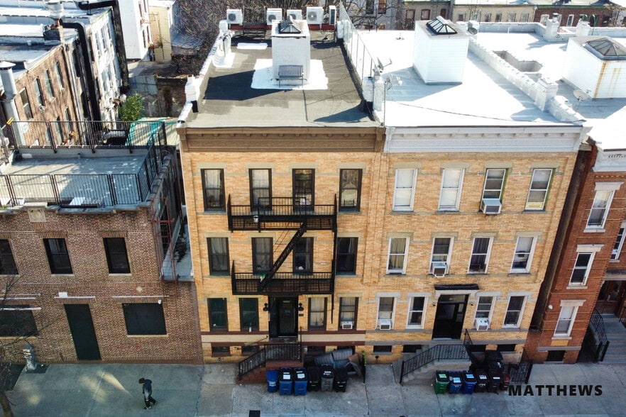 17-26 Woodbine st, Ridgewood, NY à vendre - Photo principale – Image 1 sur 6