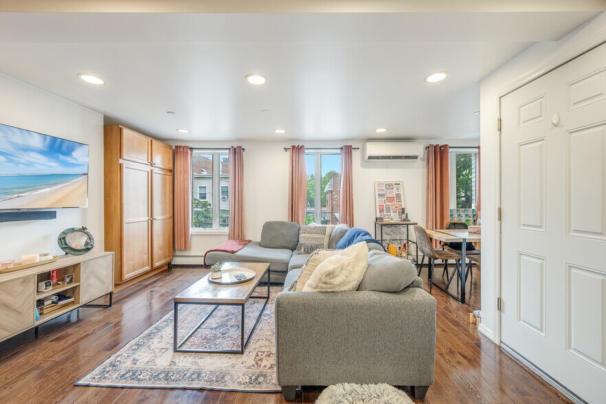 2105 33rd Ave, Astoria, NY à vendre - Photo de l’immeuble – Image 3 sur 22