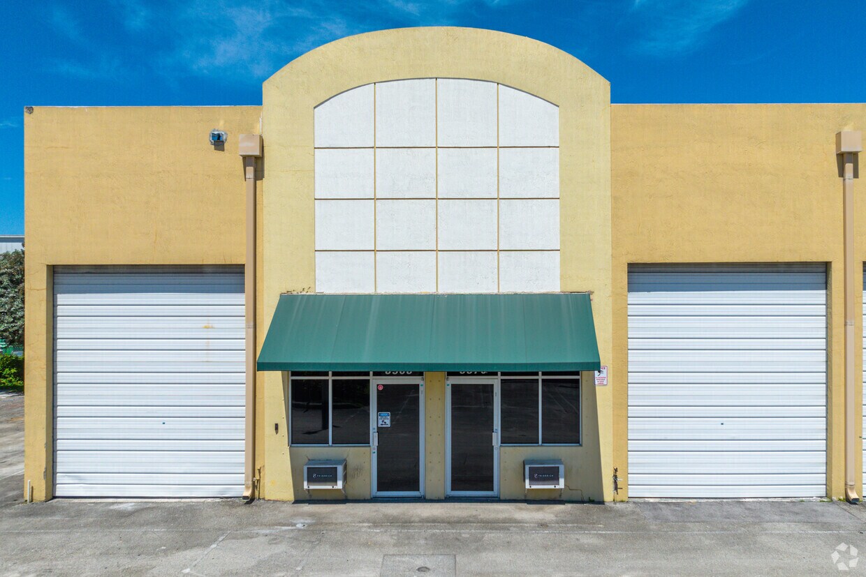 1270 NW 165th St, Miami, FL à louer Photo de l’immeuble– Image 1 sur 20