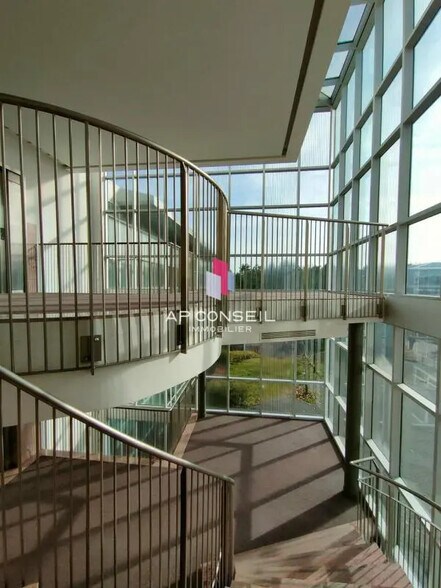 Bureau dans Voisins-le-Bretonneux à louer - Photo intérieure – Image 3 sur 5