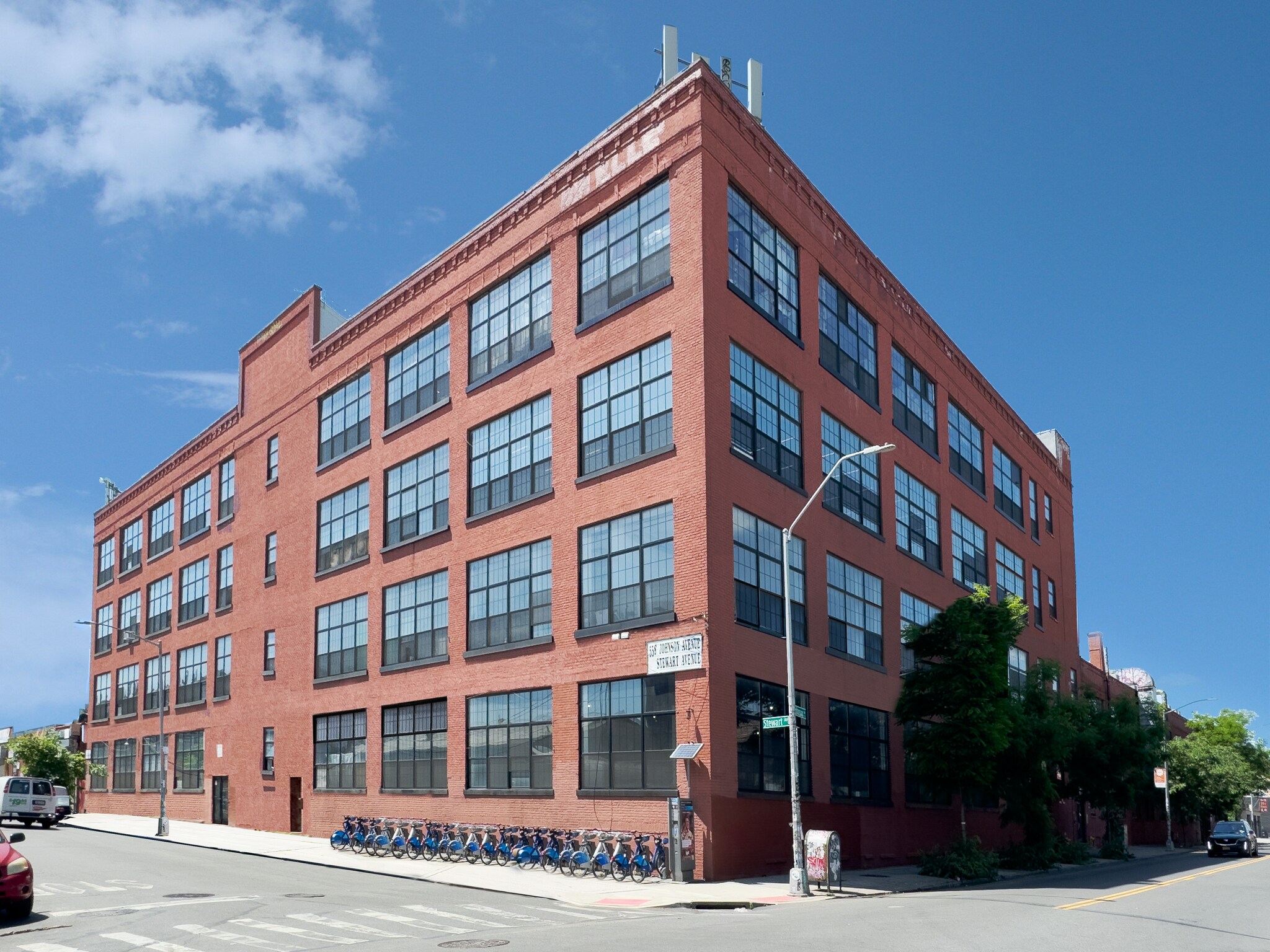 538 Johnson Ave, Brooklyn, NY à louer Photo principale– Image 1 sur 11