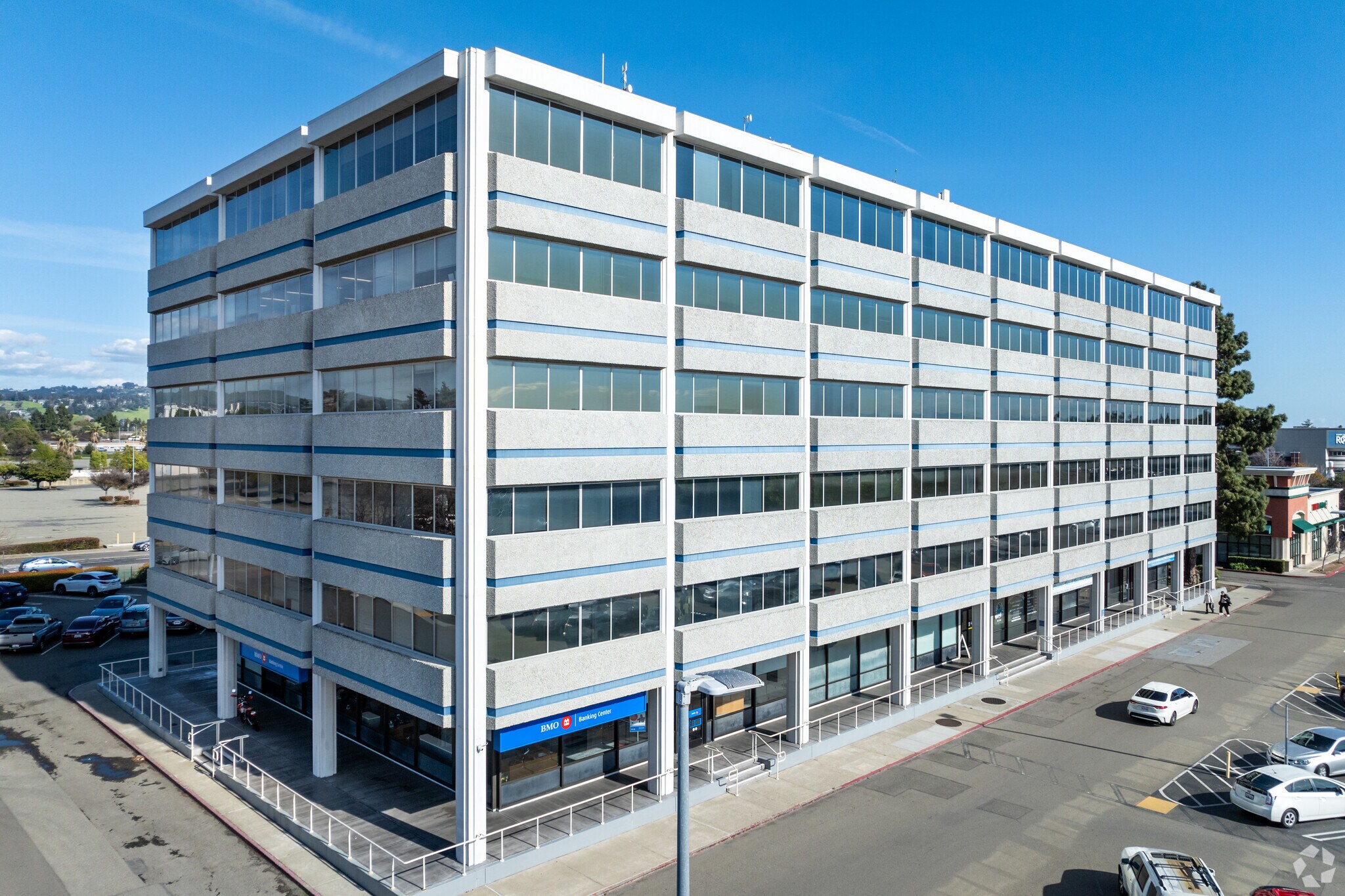 24301 Southland Dr, Hayward, CA à louer Photo principale– Image 1 sur 8