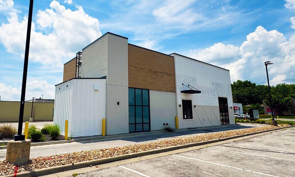 806 N 7 Hwy, Blue Springs, MO à louer - Photo de l’immeuble – Image 3 sur 5