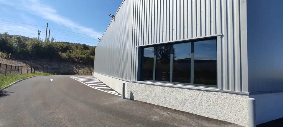 Local d’activités dans Vaulx-Milieu à louer - Photo de l’immeuble – Image 3 sur 9