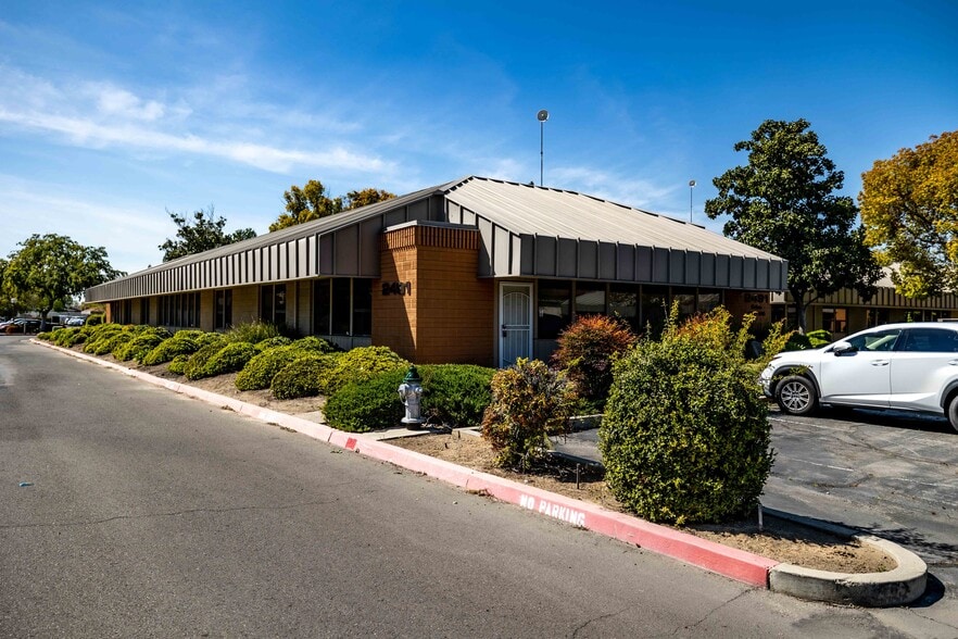 2491 W Shaw Ave, Fresno, CA à vendre - Photo de l’immeuble – Image 2 sur 25