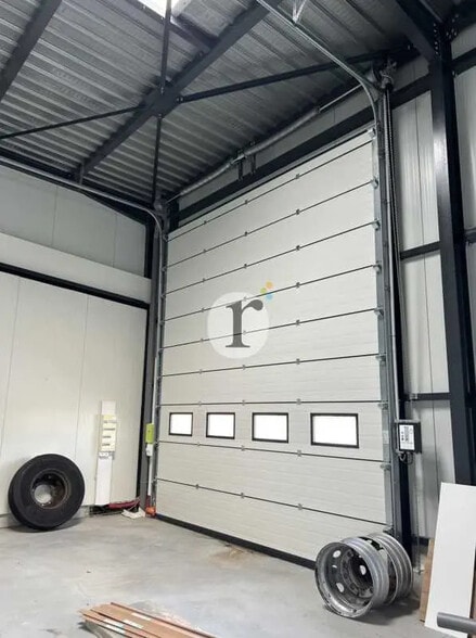 Local d’activités dans Petite-Forêt à louer - Photo intérieure – Image 2 sur 4