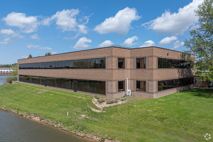 3940 Peninsular Dr SE, Grand Rapids, MI à louer - Photo de l’immeuble – Image 2 sur 8