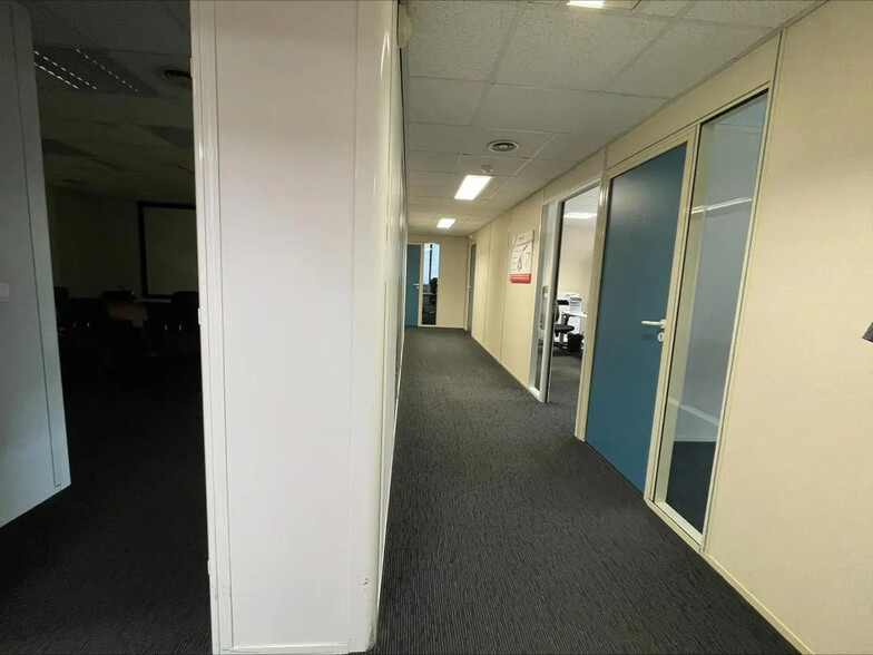 Local d’activités dans Cergy à louer - Photo de l’immeuble – Image 2 sur 32