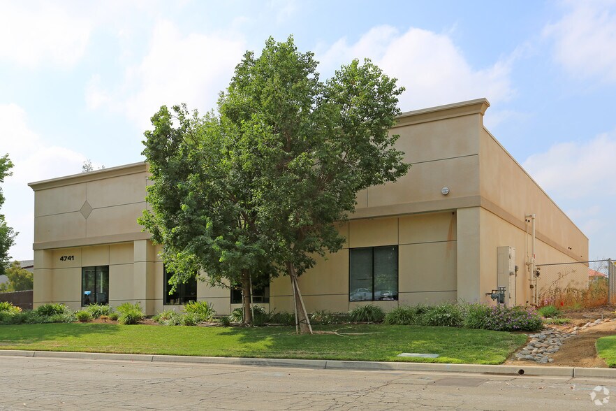 4741 W Jennifer Ave, Fresno, CA à louer - Photo de l’immeuble – Image 3 sur 5