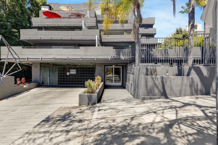 939 Palm Ave, West Hollywood, CA à vendre - Photo de l’immeuble – Image 2 sur 45