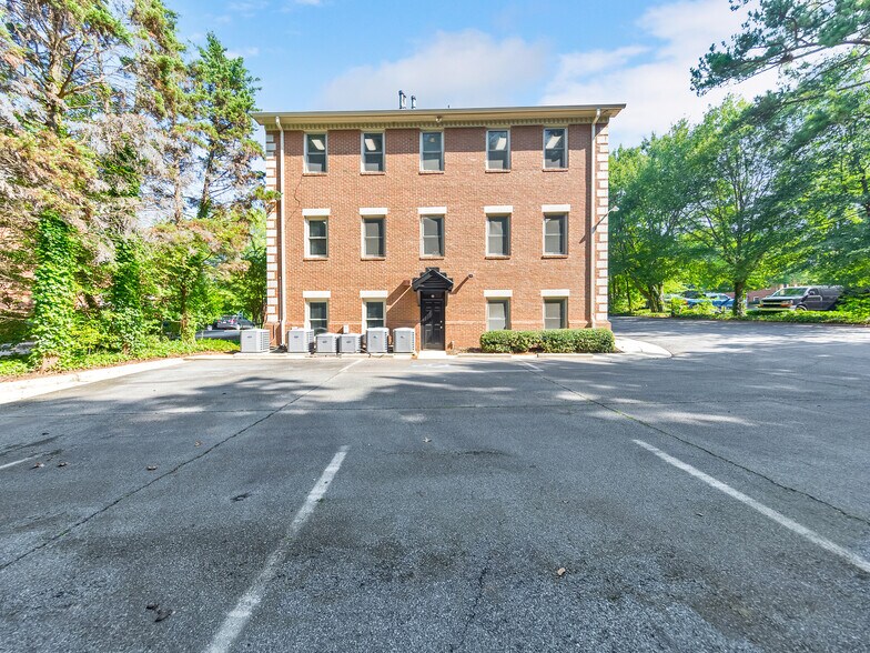 575 Colonial Park Dr, Roswell, GA à louer - Photo de l’immeuble – Image 2 sur 28