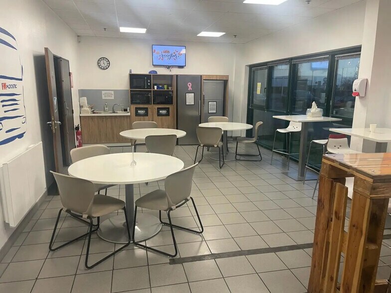 Local d’activités dans Fretin à louer - Photo de l’immeuble – Image 1 sur 9