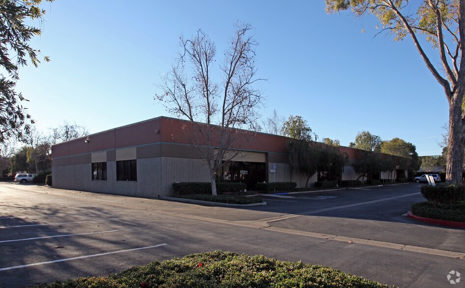 1390 Flynn Rd, Camarillo, CA à louer - Photo principale – Image 1 sur 4