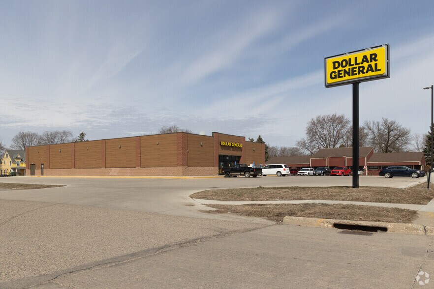 701 N Sibley Ave, Litchfield, MN à vendre - Photo de l’immeuble – Image 2 sur 2
