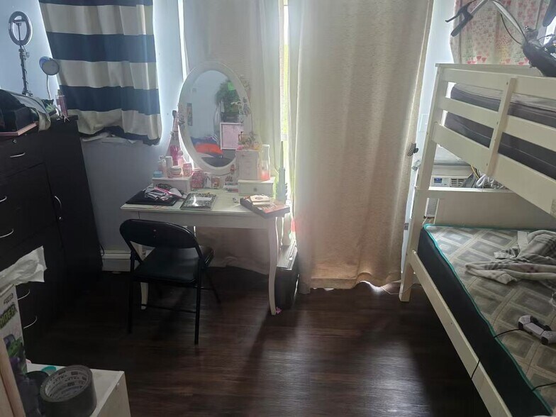 4512 111th St, Corona, NY à vendre - Photo de l’immeuble – Image 3 sur 8