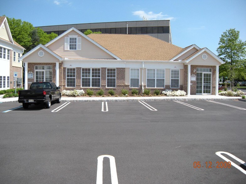 28 Wills Way, Piscataway, NJ à vendre - Photo de l’immeuble – Image 3 sur 5