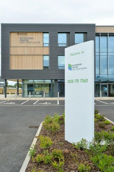 Warth Park Way, Raunds à louer - Photo de l’immeuble – Image 2 sur 35