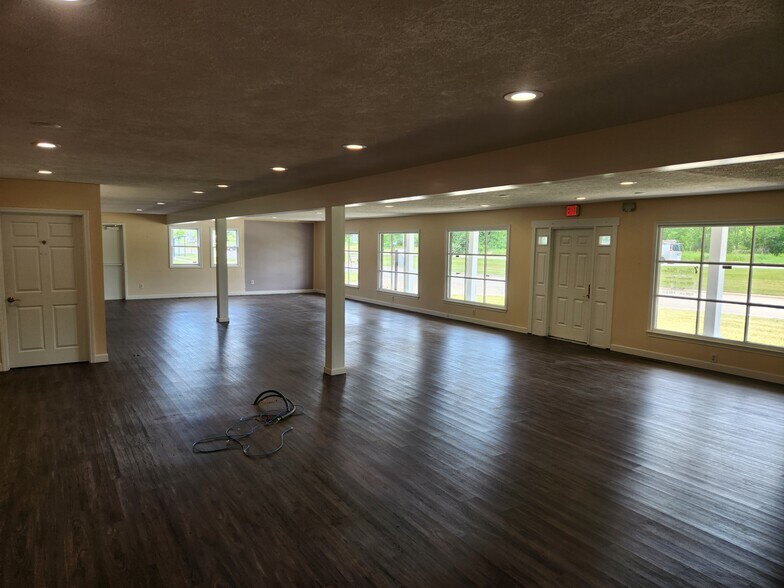 6585 Jackson Rd, Ann Arbor, MI à louer - Photo de l’immeuble – Image 1 sur 7