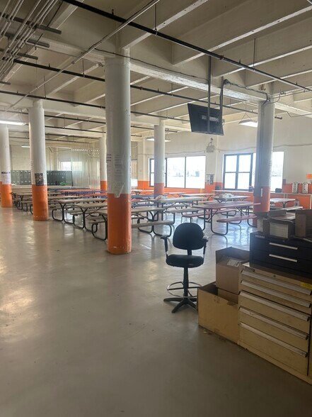 59 E 1st St, Bayonne, NJ à louer - Photo de l’immeuble – Image 3 sur 5