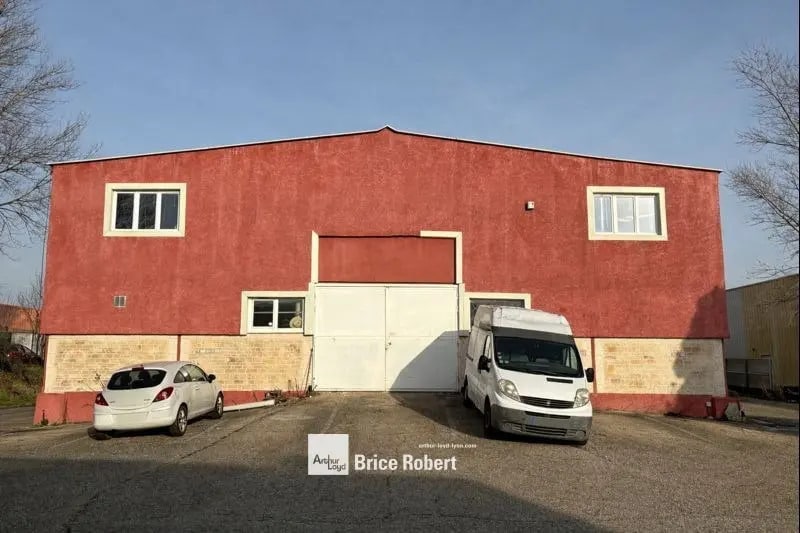 Local d'activités dans Saint-Genis-Laval à vendre - Photo de l’immeuble – Image 2 sur 9