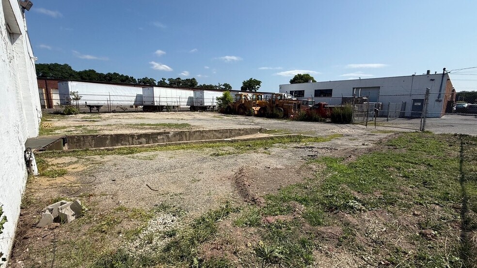 225 Ralph Ave, Copiague, NY à louer - Photo de l’immeuble – Image 3 sur 4