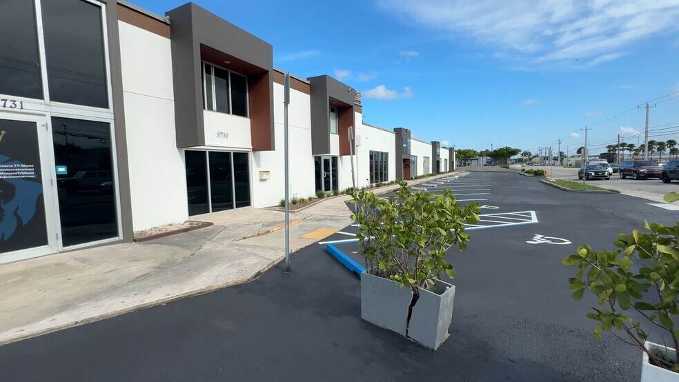 5701-5731 NW 74th Ave, Miami, FL à louer - Vidéo sur l’annonce professionnelle – Image 2 sur 14
