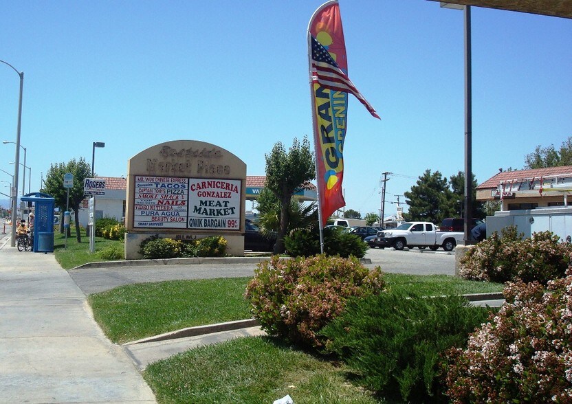 101-137 E Avenue J, Lancaster, CA à louer - Photo de l’immeuble – Image 3 sur 8