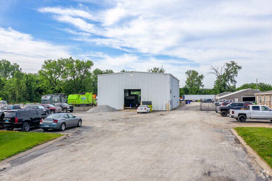 10011 Woodend Rd, Edwardsville, KS à louer - Photo de l’immeuble – Image 2 sur 4