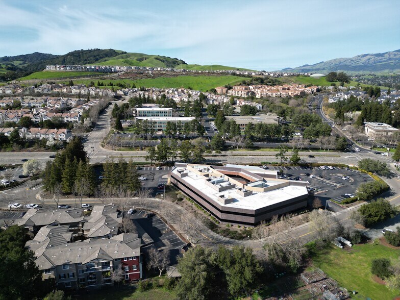 100 Park Pl, San Ramon, CA à louer - Photo de l’immeuble – Image 3 sur 15