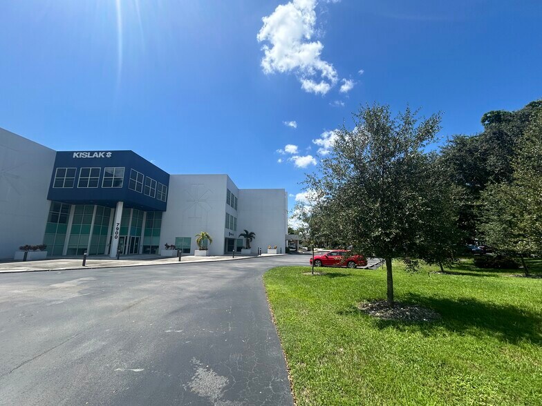 7900 NW 154th St, Miami Lakes, FL à louer - Photo de l’immeuble – Image 2 sur 16