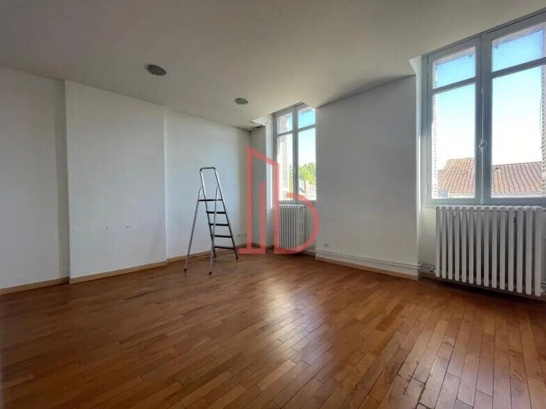 Bureau dans Le Bouscat à louer - Photo de l’immeuble – Image 1 sur 7