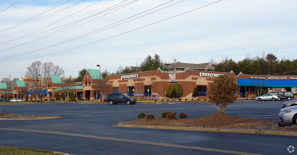 500-692 Hanes Mall Blvd, Winston-Salem, NC à louer - Photo de l’immeuble – Image 1 sur 26