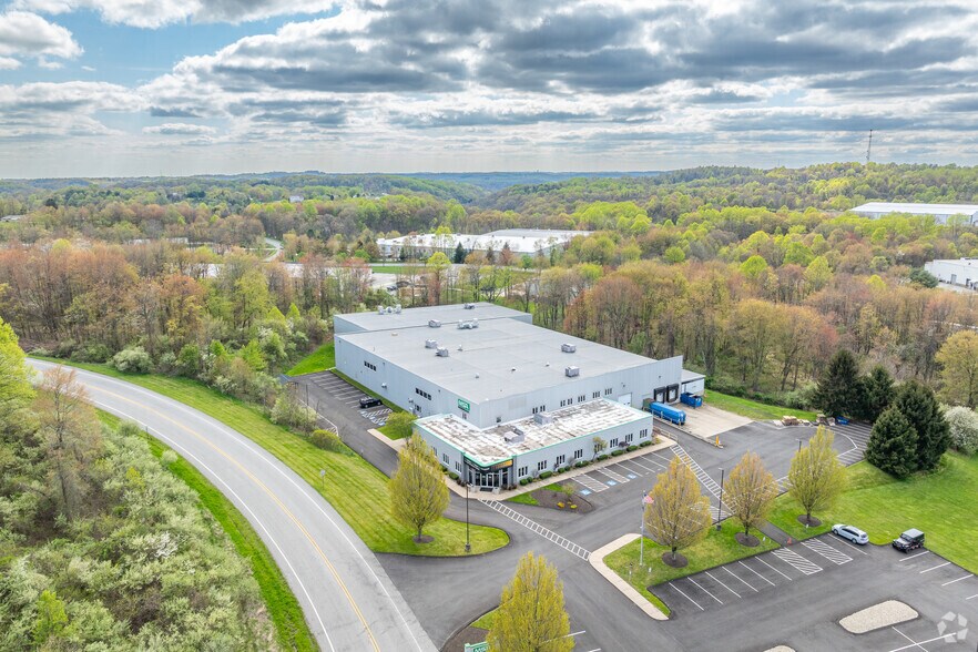 621 Hunt Valley Cir, New Kensington, PA à louer - Photo de l’immeuble – Image 3 sur 7