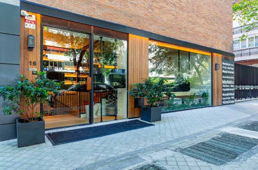 Immeuble residentiel dans Madrid, Madrid à vendre - Photo de l’immeuble – Image 2 sur 2