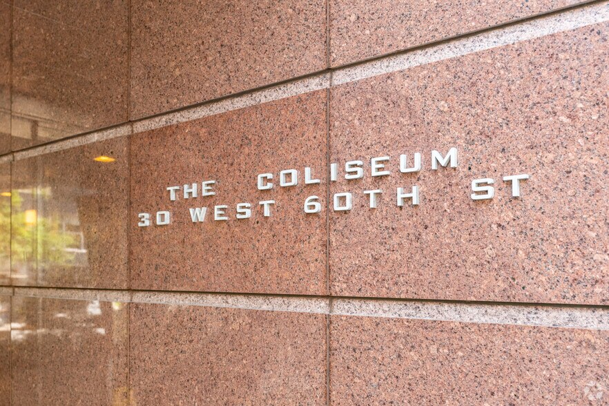 30 W 60th St, New York, NY à louer - Photo de l’immeuble – Image 2 sur 18