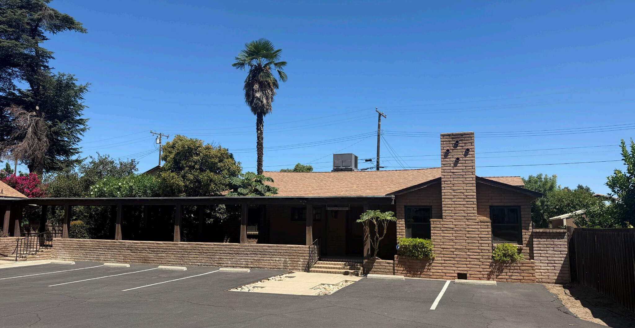 756 E Tulare Ave, Tulare, CA à louer Photo de l’immeuble– Image 1 sur 2