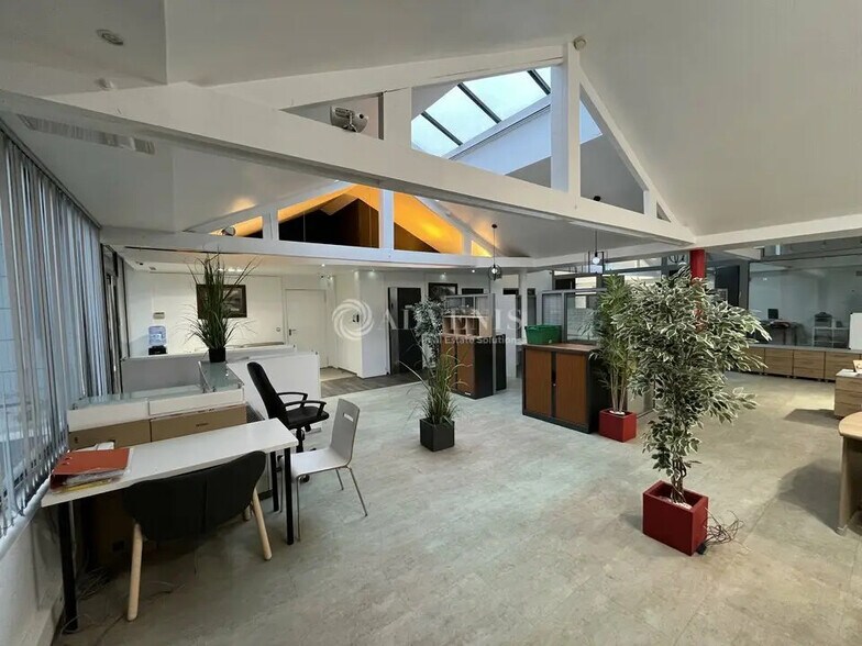 Local d’activités dans Saint-Maur-des-Fossés à louer - Photo de l’immeuble – Image 2 sur 12