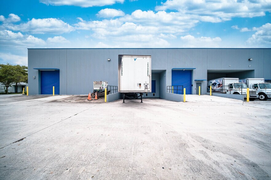 3559-3575 NW 53rd St, Fort Lauderdale, FL à louer - Photo de l’immeuble – Image 3 sur 3