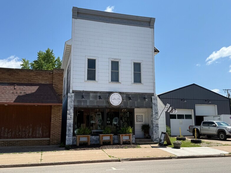 320 N Main St, Scandinavia, WI à vendre - Photo principale – Image 1 sur 31