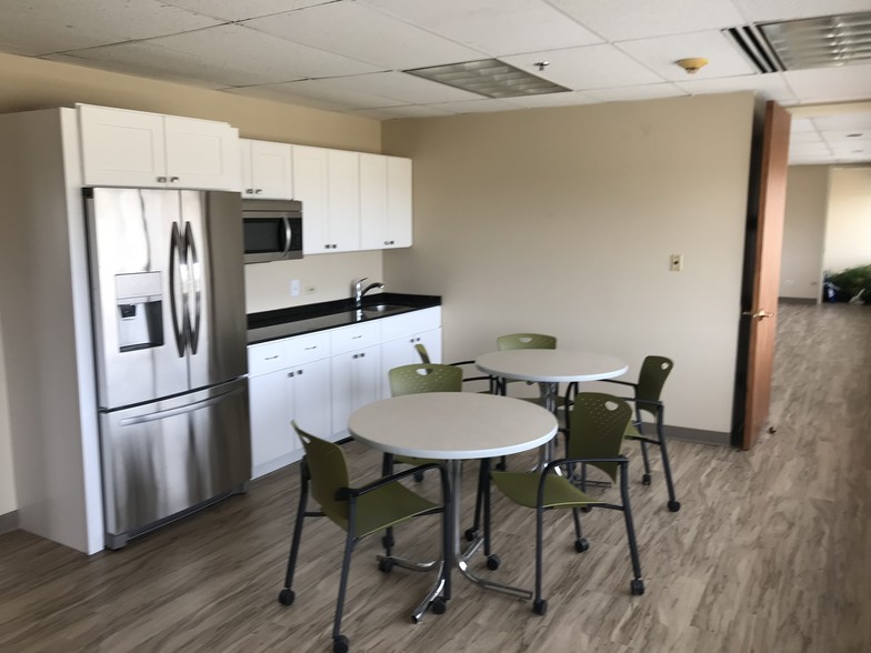 1300 Greenbrook Blvd, Hanover Park, IL à louer - Photo intérieure – Image 2 sur 8